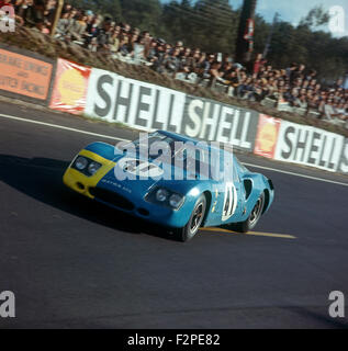 Jean Pierre Beltoise, Johnny Servoz Gavin Matra M620 BRM Racing a Le Mans 19 Giugno 1966 Foto Stock