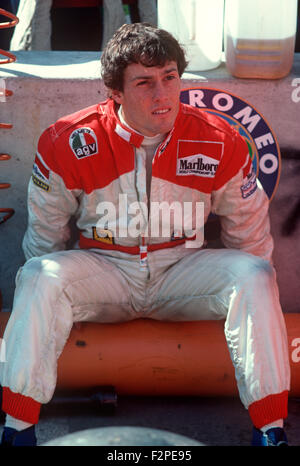 Andrea de Cesaris nella sua Alfa Romeo box del team al Gran Premio degli USA a Long Beach 1982 Foto Stock