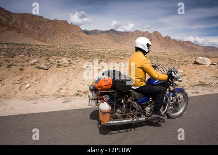 India, Jammu e Kashmir, Ladakh, Nimoo, Bazco uomo indiano a cavallo Royal Enfield Thunderbird moto sui Kargil a Leh autostrada Foto Stock