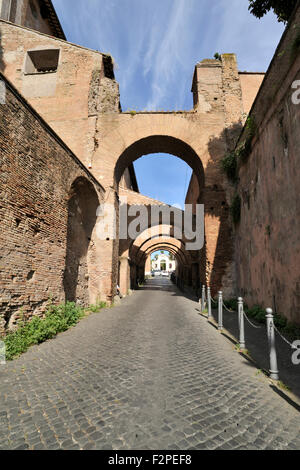 Italia, Roma, Celio, Clivo di Scauro, arco romano e medievale, archi sulla sinistra Case Romane del Celio Foto Stock