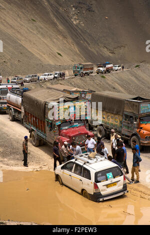 India, Jammu e Kashmir, Ladakh, vettura bloccato nel fango bloccando i camion e automobili su Lamayaru Khalsi alla strada di montagna Foto Stock