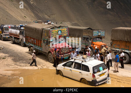 India, Jammu e Kashmir, Ladakh, vettura bloccato nel fango bloccando i camion e automobili su Lamayaru Khalsi alla strada di montagna Foto Stock