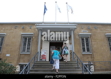 Nicosia, Cipro. Xvii Sep, 2015. Persone presso un ufficio postale in Nicosia, Cipro, 17 settembre 2015. Foto: FRISO GENTSCH/DPA/Alamy Live News Foto Stock