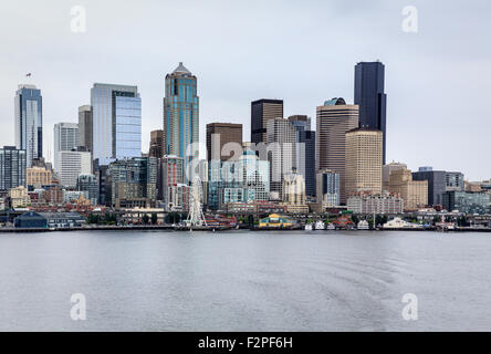 Lo skyline di Seattle su nuvoloso giorno Foto Stock