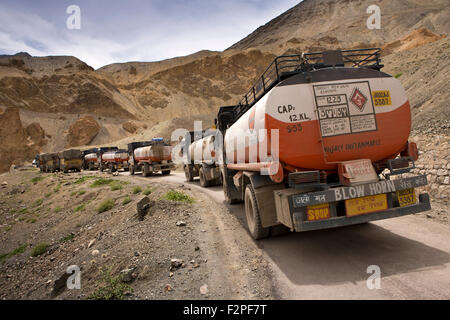 India, Jammu e Kashmir, Ladakh, Lamayaru alla linea Khalsi indiana di olio di navi cisterna per il trasporto di carburante su strette strade di montagna Foto Stock