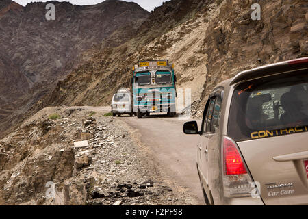 India, Jammu e Kashmir, Ladakh, Lamayaru di Khalsi road carrello passante auto su strette strade di montagna Foto Stock