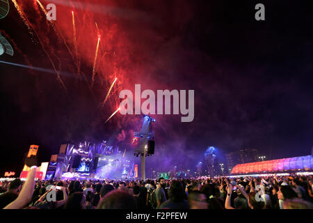 Rio de Janeiro, Settembre 20th, 2015- Rock in Rio. Luci di fuochi d'artificio la folla. Foto di Antonio Scorza Foto Stock