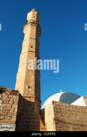 Medio Oriente, Israele, giorno di estate: la Moschea Mahmoudiya (la grande moschea con il suo minareto nella città vecchia di Jaffa, Tel Aviv Yafo Foto Stock