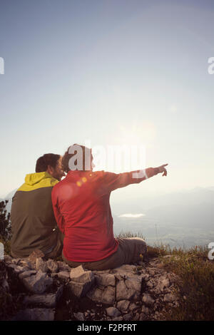 Austria, Tirolo, Unterberghorn, due escursionisti in appoggio nel paesaggio alpino Foto Stock