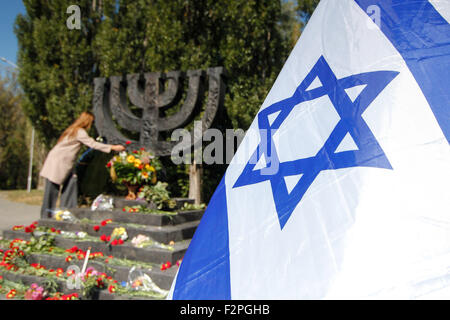 Kiev, Ucraina. Il 22 settembre, 2015. A Kiev il giorno memoriale della tragedia di Babi Yar.come l'agenzia ''Interfax-Ukraine'', circa 200 persone hanno tenuto una marcia funebre ''road di morte" in occasione del 74º Anniversario della tragedia di Babi Yar memorial segno a Motoplant all'intersezione di Melnikov e Dorogozhitskaya al monumento di ''Menorah'' a Babi Yar.'' Siamo venuti qui per molti anni, e la prima a organizzare un rally e questo fu tenuto qui nel 1966. Credito: ZUMA Press, Inc./Alamy Live News Foto Stock