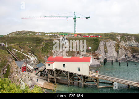 Costruzione di St Giustiniano vita nuova barca Station con la vecchia stazione in primo piano, Pembrokeshire Coast, Wales UK Foto Stock