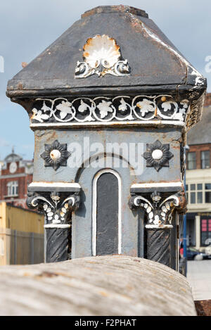 Uno dei pilastri decorati sul molo del porto di Ramsgate nel Kent Foto Stock