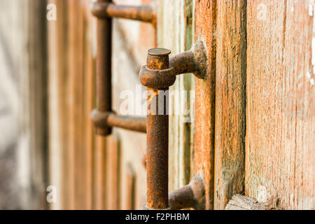 Vecchio arrugginito maniglie wathered porta di legno in Astrakhan, Russia Foto Stock