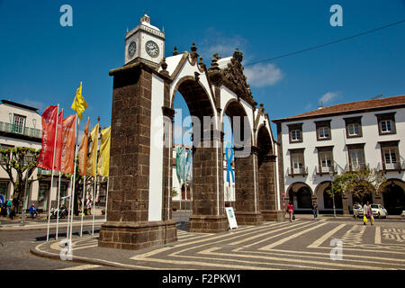 Le porte della città (Portas da Cidade) nella città di Ponta Delgada. Sao Miguel island, isole Azzorre, Portogallo. Foto Stock