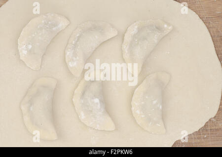 Gnocchi di greggio sulla spianatoia Foto Stock