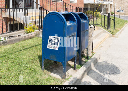 Coppia di Servizio Postale degli Stati Uniti caselle di posta nel West Virginia città di Fayetteville Foto Stock