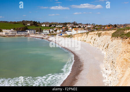 Affacciato sulla spiaggia di Baia di acqua dolce nell'Isola di Wight in Inghilterra UK Europa Foto Stock