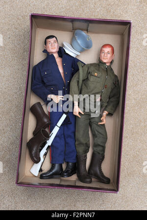 VINTAGE anni sessanta UOMO DI AZIONE bambole in scatola da scarpe ri vecchi giocattoli valore trova LOFT VENDERE LA VENDITA DI OGGETTI PALITOY EBAY Boys Toy guerra classica REGNO UNITO Foto Stock