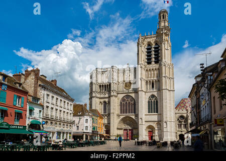La cattedrale di Saint Etienne, place de la Republique, Sens, Yonne, Borgogna, Francia Foto Stock