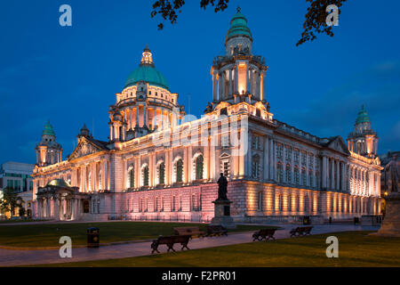 Twilight su Belfast City Hall Edificio, Belfast, Irlanda del Nord, Regno Unito Foto Stock