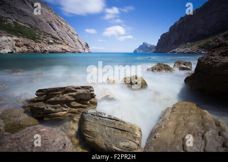 Un giorno una lunga esposizione foto scattata a Maiorca sulla spiaggia di nascosto di Cala De Boquer Foto Stock