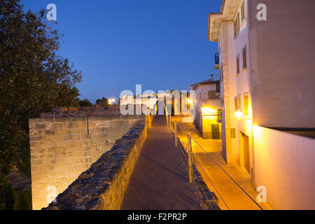 Assumere il castello di fortificazioni che circondano il villaggio di Maiorca di Alcudia Foto Stock