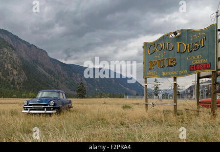 Blue Plymouth Oldtimer nel paesaggio canadese impostazione, insieme polvere d oro Pub segno, Okanagan-Similkameen, British Columbia, Canada. Foto Stock