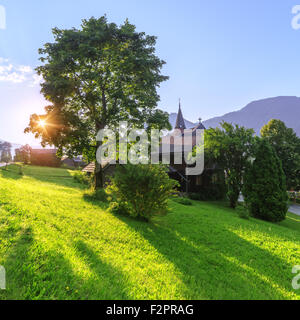 Incredibile la mattina in Resslern villaggio vicino al lago Grundlsee. Alpi, l'Austria, l'Europa. Foto Stock