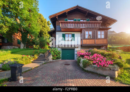 Incredibile la mattina in Resslern villaggio vicino al lago Grundlsee. Alpi, l'Austria, l'Europa. Foto Stock