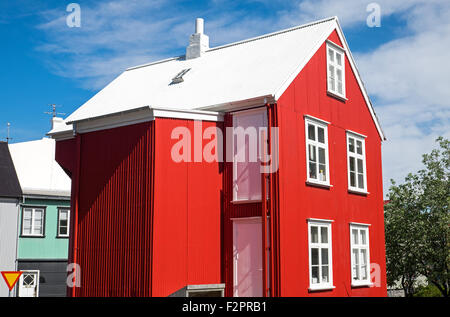 Casa Rossa con tetto bianco a Reykjavik, Icleand Foto Stock