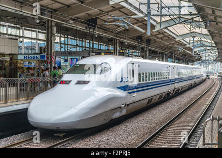 JR700 il treno superveloce shinkansen con partenza Stazione di Kyoto in Giappone Foto Stock