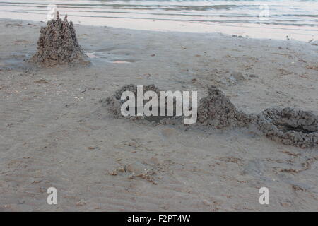 Figura a clessidra costruito sulla spiaggia Foto Stock