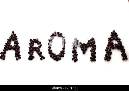 Steso su un fondo bianco la parola aroma dei chicchi di caffè Foto Stock