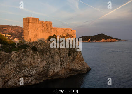 Vista di Fort Lovrijenac (St. Lawrence fortezza) sulla cima di una scogliera a Dubrovnik, Croazia, al tramonto. Foto Stock