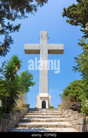 Passi per la gigantesca croce sul ponte di osservazione sul monte Filerimos Rhodes DODECANNESO Grecia Europa Foto Stock