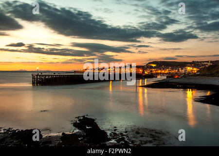 Aberystwyth ingresso del porto di notte Foto Stock