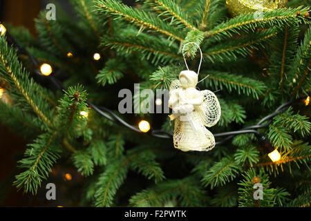Christmas Angel su albero di natale ramo, luci appeso a un albero Foto Stock