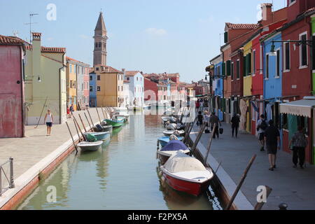 Barche ormeggiate su un canale di Venezia, Italia Foto Stock