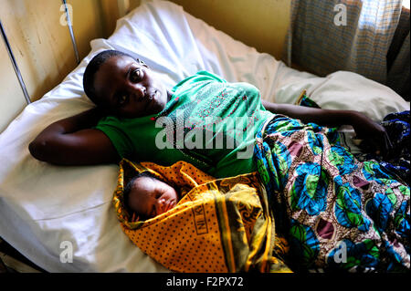 TANZANIA, Korogwe, villaggio Kwalukonge, KWALUKONGE CENTRO SALUTE, madre dopo la consegna del suo bambino / TANZANIA, Korogwe, KWALUKONGE CENTRO SALUTE, Krankenhaus der Padri Rosminiani und Usambara sorelle in Kwalukonge, Mutter nach Entbindung Foto Stock