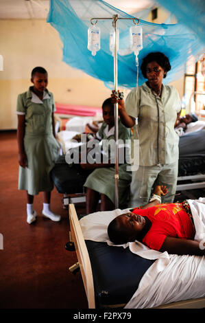 TANZANIA, Korogwe, villaggio Kwalukonge, KWALUKONGE centro di salute di catolic chiesa / TANZANIA, Korogwe, KWALUKONGE CENTRO SALUTE, Krankenhaus der Padri Rosminiani und Usambara sorelle in Kwalukonge Foto Stock