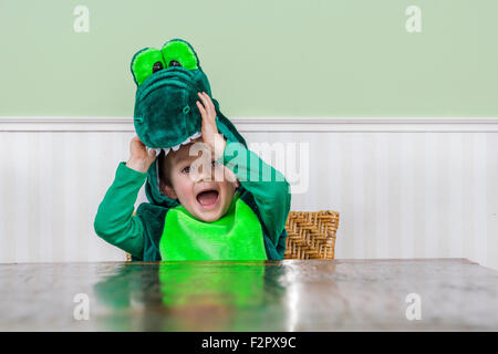 Adorable little boy in una tuta di coccodrillo Foto Stock