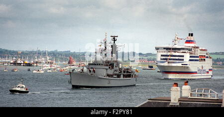 AJAXNETPHOTO -05 Giu 2004. PORTSMOUTH, Inghilterra. -D-Day 60ESIMO ANNIVERSARIO - QUEENS HARBOUR MASTER LANCIO CONDUCE HMS Gloucester e il traghetto NORMANDIE al di fuori del porto di Portsmouth a capo di una flottiglia di navi in direzione di Normandia. Foto:JONATHAN EASTLAND/AJAX. Rif.: 41106 24 Foto Stock