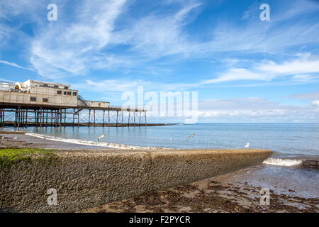 Aberystwyth Mid Wales UK su un luminoso chiaro mattina guardando a Cardigan Bay Foto Stock