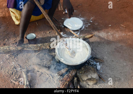 TANZANIA, Korogwe, Massai nel villaggio Kwalukonge, donna cook mescolanza di mais / TANZANIA, Korogwe, Massai im Dorf Kwalukonge, Frau kocht Essen, Maisbrei Foto Stock