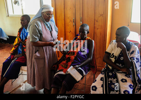 TANZANIA, Korogwe, villaggio Kwalukonge, CENTRO SANITARIO KWALUKONGE, consulenza per donne in gravidanza Massai, sorella di cura sul lavoro, misurazione della pressione sanguigna / TANSANIA, Korogwe, CENTRO SANITARIO KWALUKONGE, Krankenhaus der Rosminian Fathers und Usambara Sisters in Kwalukonge, Schwangerschafangtsberatung, Schuwster Mashuwung, Schuwester Masswung Foto Stock