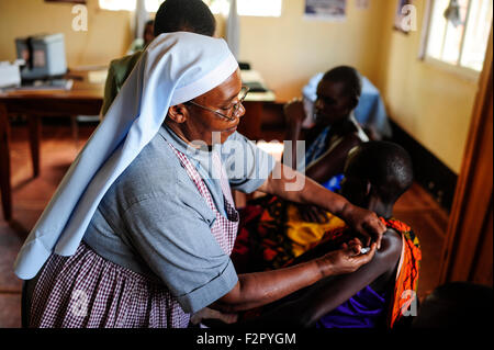 TANZANIA, Korogwe, villaggio Kwalukonge, CENTRO SANITARIO KWALUKONGE, vaccinazione per donne gravide di Massai, sorella dell'ordine, sorella dell'infermiere al lavoro / TANSANIA, Korogwe, CENTRO SANITARIO KWALUKONGE, Krankender Rosminian Fathers und Osambara Sisters in Kwalukonge, Schwangerschaftsberatung, Frauzung Schutweg, Betreuung Schutweg und Frauung Schutweg Foto Stock