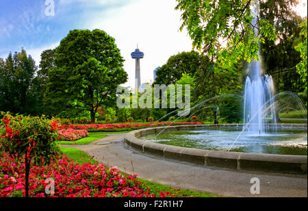 Torre Skylon e giardini paesaggistici in Niagara Falls City, Canada Foto Stock