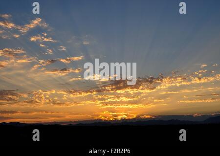 Tramonto con raggi crepuscolari sulle Montagne Olimpiche fotografato vicino Shelton, WA, Stati Uniti d'America. Foto Stock