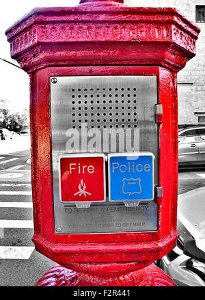 Emergenza Pubblica chiamata telefonica nella casella con il rosso dei vigili del fuoco e polizia blu pulsanti di chiamata. Foto Stock