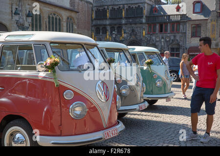 Le tre classiche VW camper sul display al centro di Brugge Foto Stock